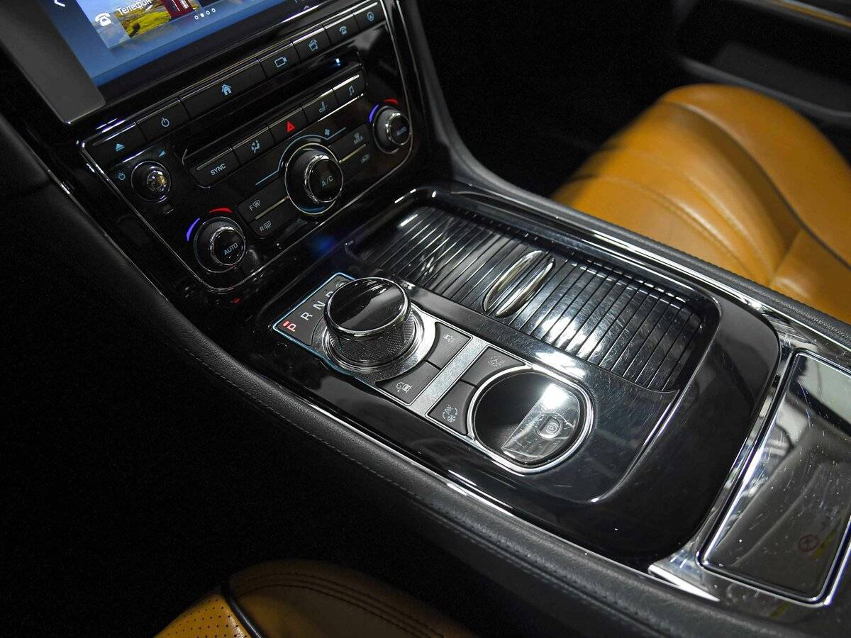 Jaguar XJ, 2016 Фото №14